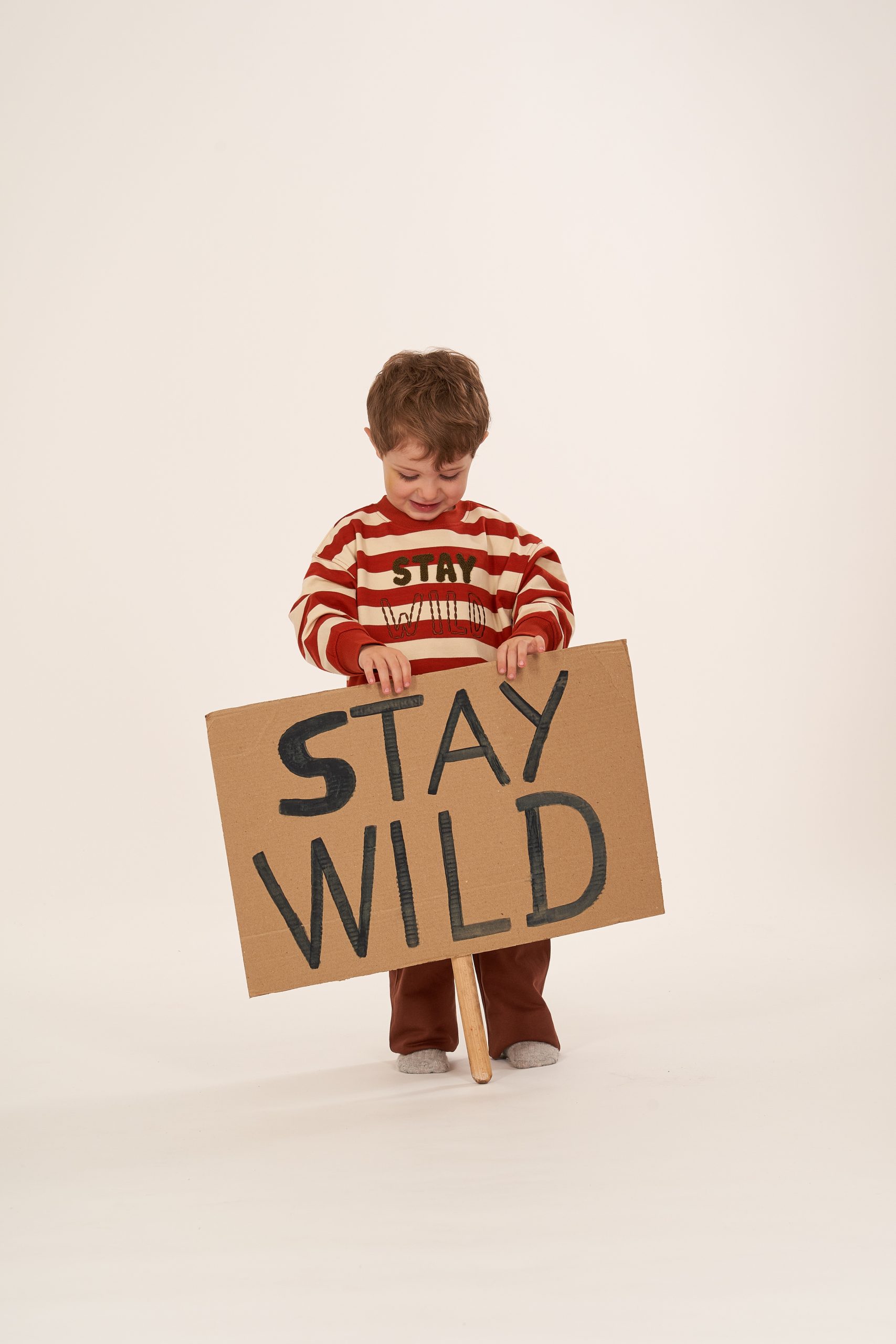 2622218_Modell DARI Sweater_391054 Terracotta Red Stripes + Slogan_&_2622219_Modell PERESS Sweat Pant_800045 Brown_4